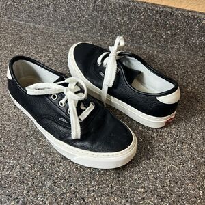 VANS Off The Wall Womens 6.5 Classic Black Leather Sneaker Lace Up Low Top Men 5